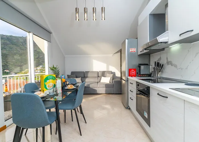 Tatil Evi Vanda House Com 2 Quartos Vista Mar E Montanha No Centro Da Ilha