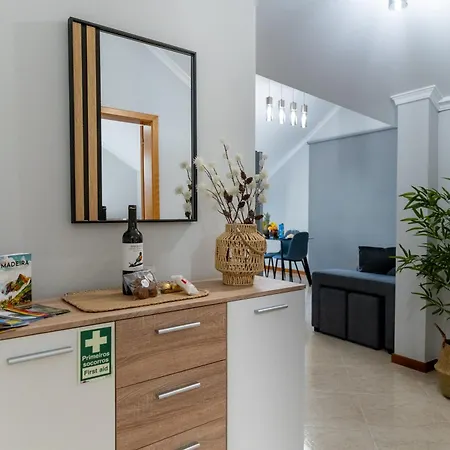 Vanda House Com 2 Quartos Vista Mar E Montanha No Centro Da Ilha بيت للعطل